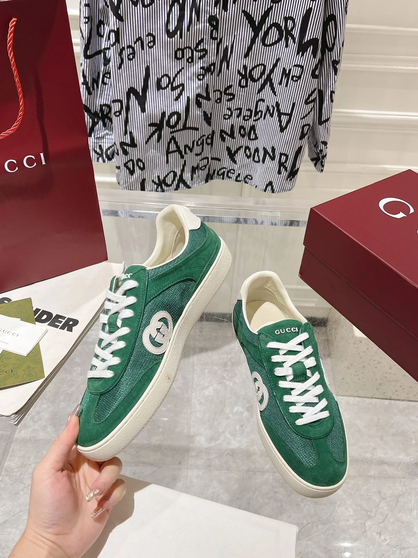👟👟Ex-factory price 540👟👟Men's size +10 New upgraded version🔥Gucci 2024 new white shoes casual shoes hot recommendation, original TPU soles, original fabrics, original sheepskin lining sheepskin feet🔥Original cover craftsmanship is reproduced one to one! The pursuit of ultimate comfort! 🔥🔥 [Love] Fabric: Imported cow suede + mesh [Love] Packing: Counter-matched red shoe box ➕ Aviation airplane box [Love] Code number: 35-45